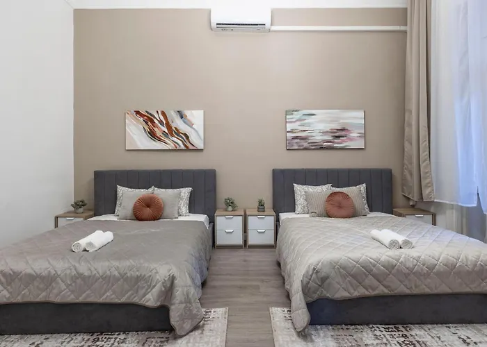 Spacious Vintage Apartment For 12Ppl