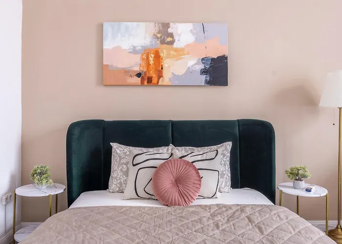 Spacious Vintage Apartment For 12Ppl