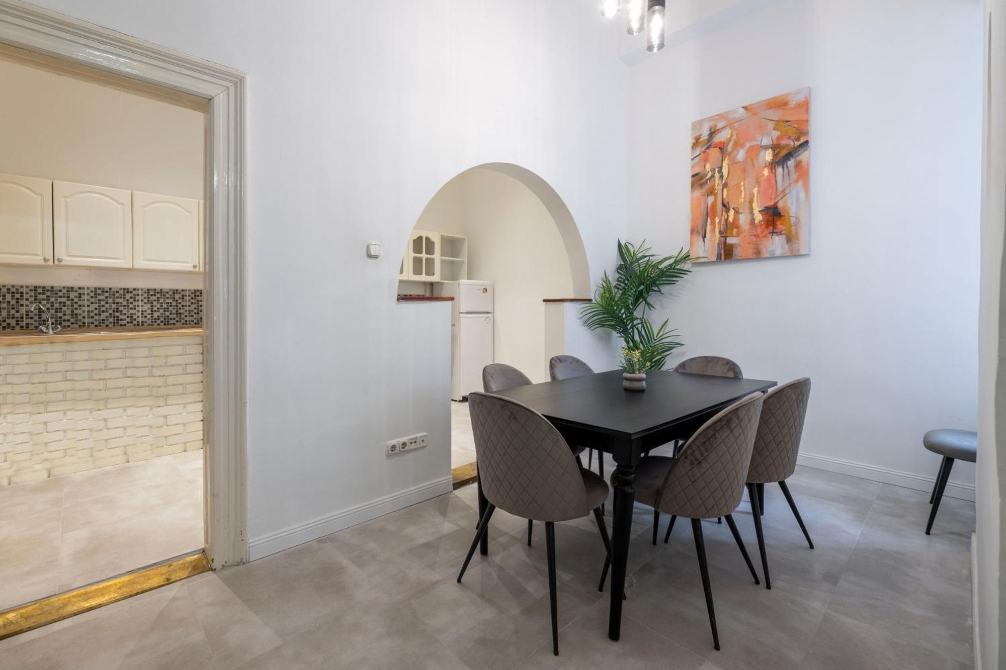 Spacious Vintage For 12ppl דירה בודפשט